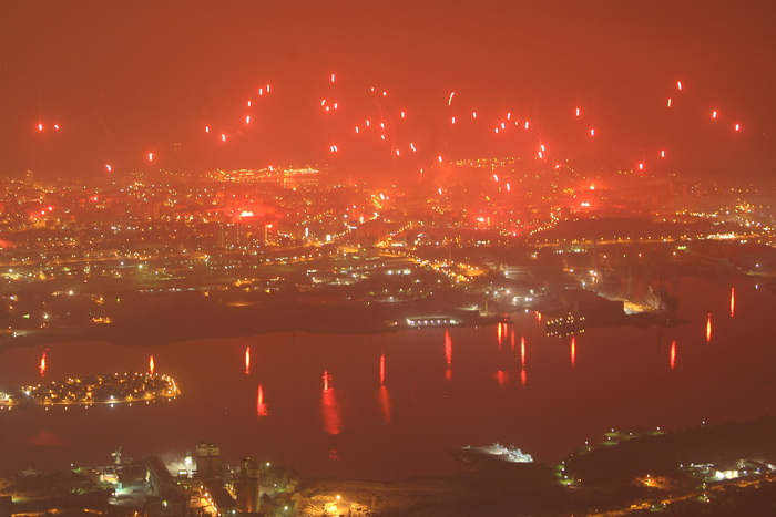 Split, 130211.
Kozjak.
Povodom roslave 100og rodjendana Hajduka tocno u ponoc ispaljene su ralete iznad grada cime se docekala 100 godisnjica omiljenog splitskog kluba.
Na slici pogled sa jednog od vrhova Kozjaka na Split, Solin i Kastela.
Foto: Zvonimir Split, 130211.
Kozjak.
Povodom roslave 100og rodjendana Hajduka tocno u ponoc ispaljene su ralete iznad grada cime se docekala 100 godisnjica omiljenog splitskog kluba.
Na slici pogled sa jednog od vrhova Kozjaka na Split, Solin i Kastela.
Foto: Zvonimir