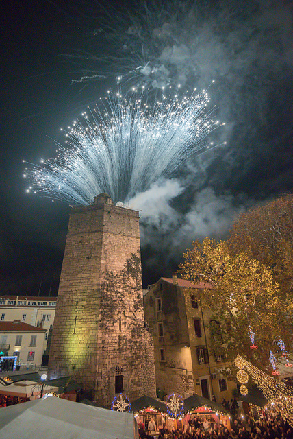 Deset tisuća posjetitelja uživalo u otvorenju Adventa u Zadru- koncertu Ivana Zaka i vatrometu