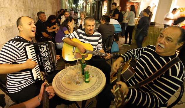 Zadar, 040910.
Sinoc je u Zadru odrzana tradicionalna “Varoska festa”, kojom se u obiljezava svrsetak turisticke sezone.
Na fotografiji: guzva u varosi.
Foto: Vladimir Ivanov / CROPIX