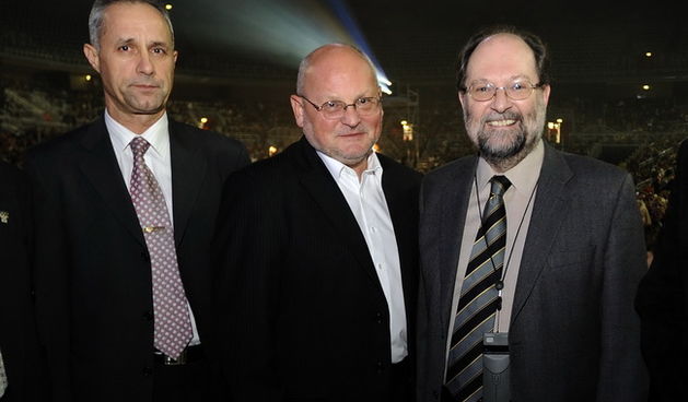 Zagreb, 291209.
Arena Zagreb, Laniste.
Humanitarni koncert “Mozes sve” za Sandru Paovic, stolnotenisacicu koja je tesko ozlijedjena u prometnoj nesreci u Francuskoj.
Na slici: Josip Cop tajnik i Zlatko Matesa predsjednik Hoo-a sa predsjednikom ITTF-a Adha