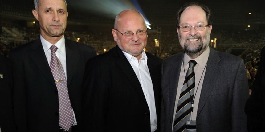 Zagreb, 291209.
Arena Zagreb, Laniste.
Humanitarni koncert “Mozes sve” za Sandru Paovic, stolnotenisacicu koja je tesko ozlijedjena u prometnoj nesreci u Francuskoj.
Na slici: Josip Cop tajnik i Zlatko Matesa predsjednik Hoo-a sa predsjednikom ITTF-a Adha Zagreb, 291209.
Arena Zagreb, Laniste.
Humanitarni koncert “Mozes sve” za Sandru Paovic, stolnotenisacicu koja je tesko ozlijedjena u prometnoj nesreci u Francuskoj.
Na slici: Josip Cop tajnik i Zlatko Matesa predsjednik Hoo-a sa predsjednikom ITTF-a Adha