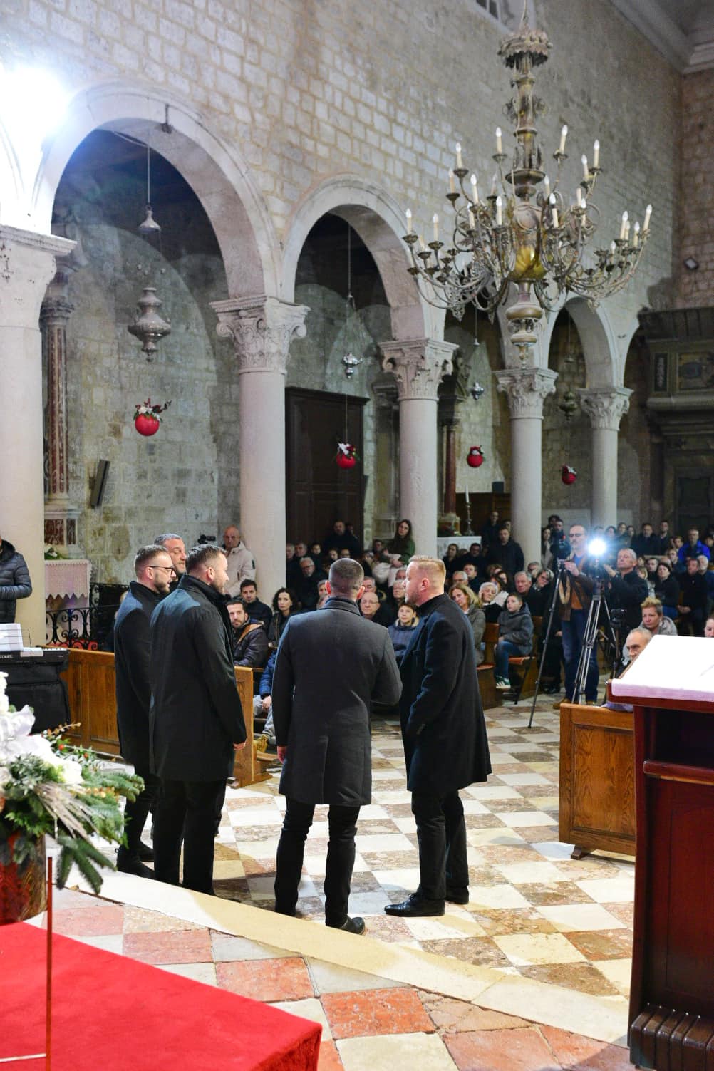 Molitveno-glazbena večer u Zbornoj crkvi Marijina Uznesenja u Pagu Molitveno-glazbena večer u Zbornoj crkvi Marijina Uznesenja u Pagu