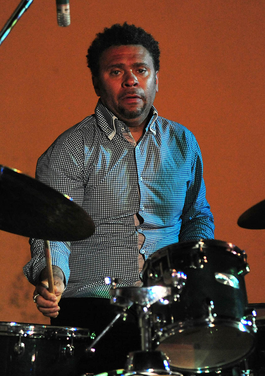 Zadar, 26.07.2013. snimio: Nenad Marčev
bossa nova
CATIA WERNECK QUARTET (BRA-FR)
CATIA WERNECK – vocal
VINCENT BIDAL – piano
LUKMIL PEREZ HERRERA – drums
RENATO ŠVORINIĆ – bass giuitar
Dvorište Providurove palače Zadar, 26.07.2013. snimio: Nenad Marčev
bossa nova
CATIA WERNECK QUARTET (BRA-FR)
CATIA WERNECK – vocal
VINCENT BIDAL – piano
LUKMIL PEREZ HERRERA – drums
RENATO ŠVORINIĆ – bass giuitar
Dvorište Providurove palače