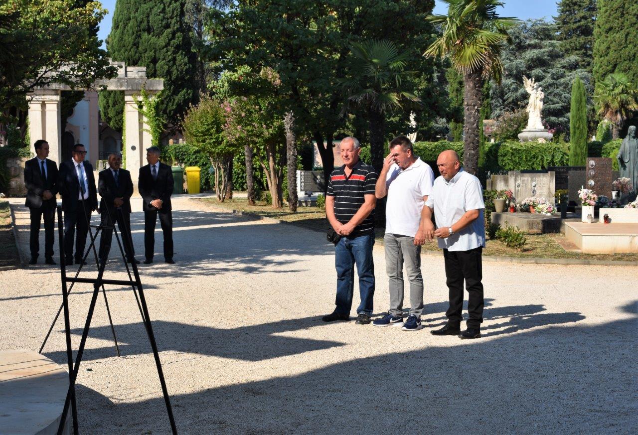 Povodom Dana pobjede kod središnjeg križa na Gradskom groblju položeni vijenci Povodom Dana pobjede kod središnjeg križa na Gradskom groblju položeni vijenci