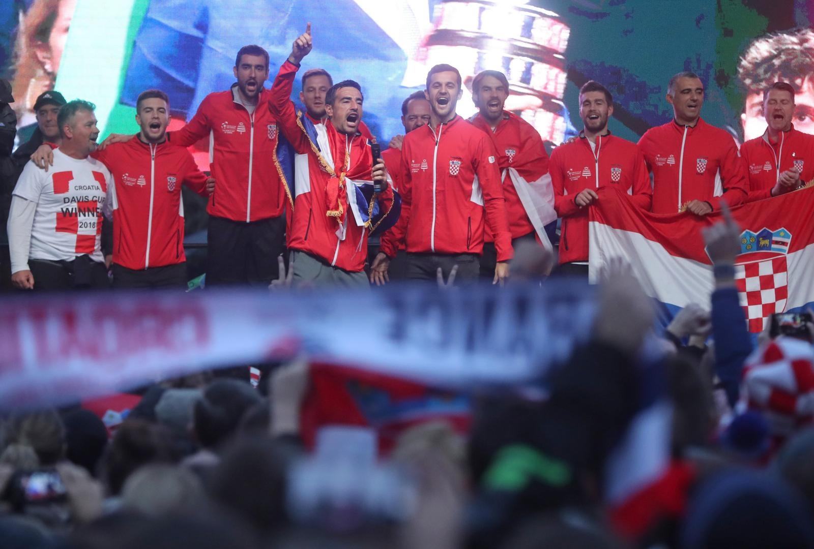 Zlatne tenisače na Trgu bana Josipa Jelačića dočekale tisuće navijača Zlatne tenisače na Trgu bana Josipa Jelačića dočekale tisuće navijača