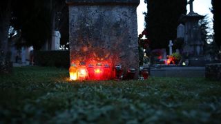 Na Gradskom groblju gradjani se prisjecaju svojih najbliznjih koji vise nisu s njima, a na centralnom dijelu zapaljene su svijece za sve stradale u Domovinskom ratu. Photo: Filip Brala/PIXSELL Na Gradskom groblju gradjani se prisjecaju svojih najbliznjih koji vise nisu s njima, a na centralnom dijelu zapaljene su svijece za sve stradale u Domovinskom ratu. Photo: Filip Brala/PIXSELL