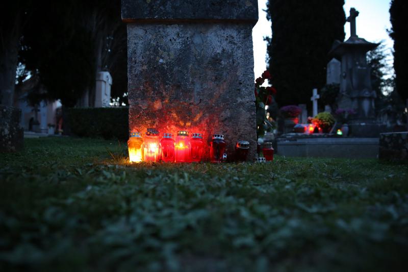 Na Gradskom groblju gradjani se prisjecaju svojih najbliznjih koji vise nisu s njima, a na centralnom dijelu zapaljene su svijece za sve stradale u Domovinskom ratu. Photo: Filip Brala/PIXSELL Na Gradskom groblju gradjani se prisjecaju svojih najbliznjih koji vise nisu s njima, a na centralnom dijelu zapaljene su svijece za sve stradale u Domovinskom ratu. Photo: Filip Brala/PIXSELL