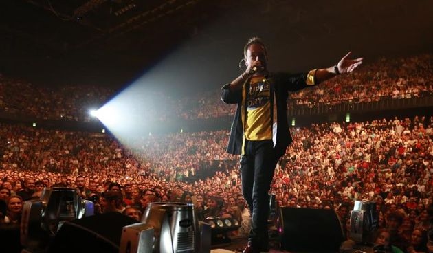 Sinoć je Spaladium arena bila popunjena do posljednjega mjesta; nije to nikakva novinarska fraza kojom se započinju raznorazni osvrti, nego potpuno iskreno rečeno – najjednostavnija činjenica. Koncert je započeo s 45 minuta zakašnjenja, no to je potpuno z