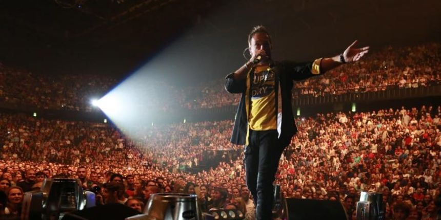 Sinoć je Spaladium arena bila popunjena do posljednjega mjesta; nije to nikakva novinarska fraza kojom se započinju raznorazni osvrti, nego potpuno iskreno rečeno – najjednostavnija činjenica. Koncert je započeo s 45 minuta zakašnjenja, no to je potpuno z Sinoć je Spaladium arena bila popunjena do posljednjega mjesta; nije to nikakva novinarska fraza kojom se započinju raznorazni osvrti, nego potpuno iskreno rečeno – najjednostavnija činjenica. Koncert je započeo s 45 minuta zakašnjenja, no to je potpuno z