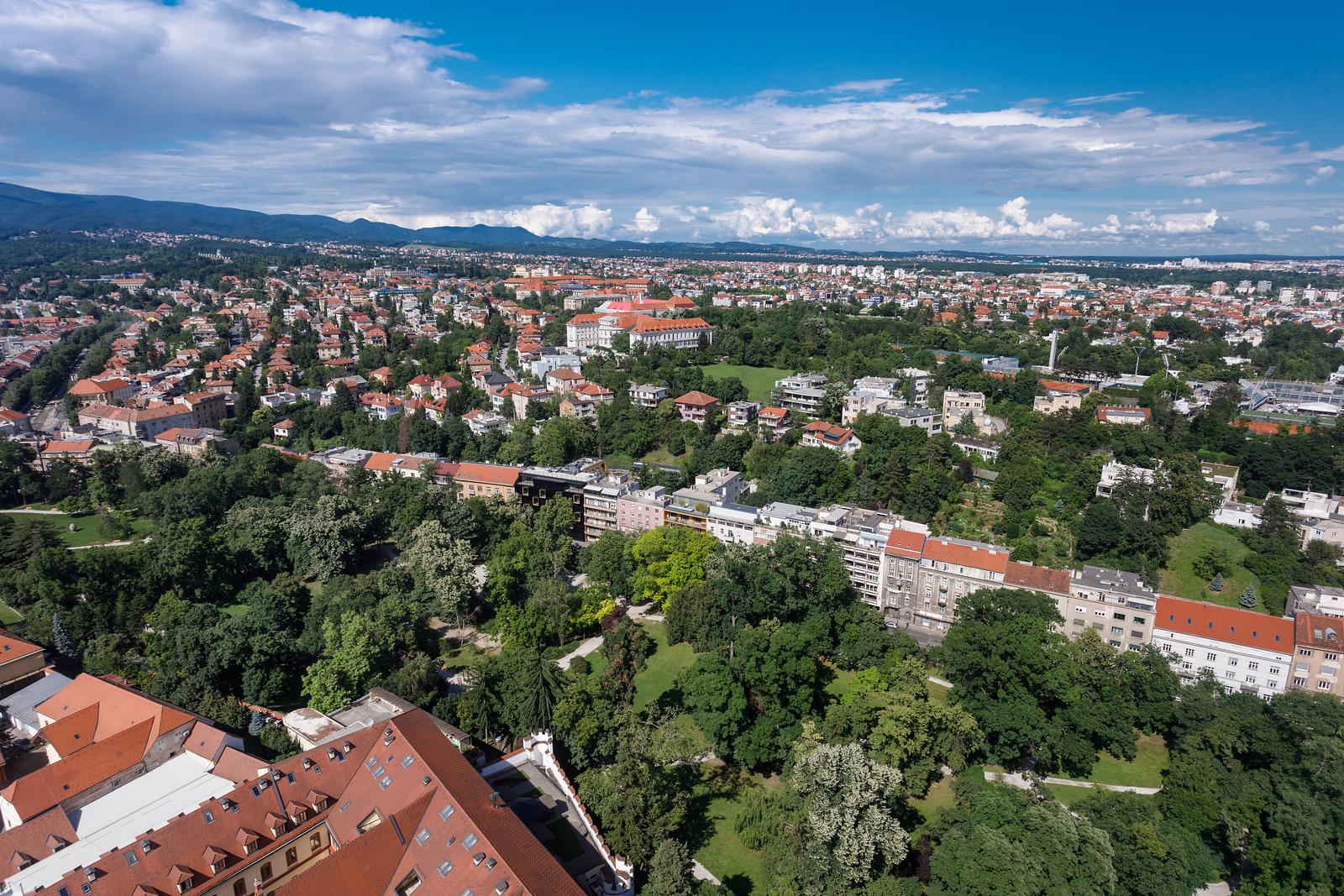 Pogled sa Zagrebačke katedrale na centar grada – Zagreb