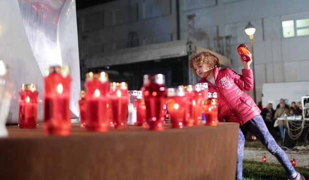 Vukovar: Stotine građana okupile se ispred Opće bolnice Vukovar u čast žrtvama Domovinskog rata, Photo: Grgur Zucko/PIXSELL