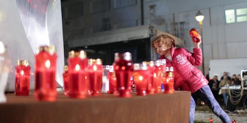 Vukovar: Stotine građana okupile se ispred Opće bolnice Vukovar u čast žrtvama Domovinskog rata, Photo: Grgur Zucko/PIXSELL