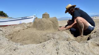 Uz vodstvo kipara mentora na plažama su djeca i odrasli gradili poznate ninske crkvice, glagoljaške natpise i druge figure