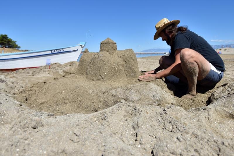 Uz vodstvo kipara mentora na plažama su djeca i odrasli gradili poznate ninske crkvice, glagoljaške natpise i druge figure
