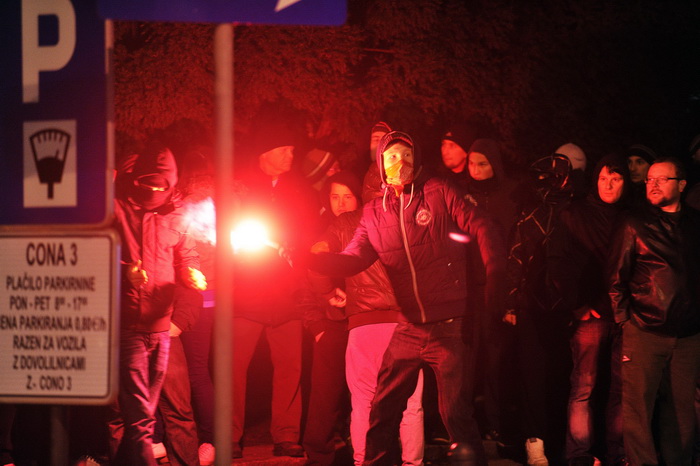 Maribor (Slovenija), 031212.
Prosvjed gradjana Maribora protiv trenutacnog gradonacelnika Franca Kanglera, osumnjicenog za umjesanost u korupciju. Prosvjed je zapoceo okupljanjem nekoliko tisuca ljudi na Trgu Slobode, a zatim se preselio ispred zgrade opc Maribor (Slovenija), 031212.
Prosvjed gradjana Maribora protiv trenutacnog gradonacelnika Franca Kanglera, osumnjicenog za umjesanost u korupciju. Prosvjed je zapoceo okupljanjem nekoliko tisuca ljudi na Trgu Slobode, a zatim se preselio ispred zgrade opc