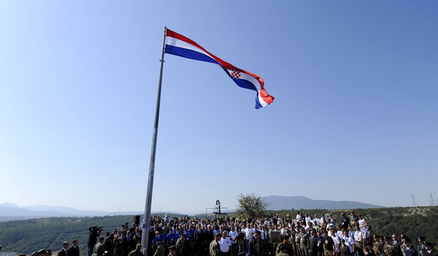 Knin, 050812.
Danas se na kninskoj tvrdjavi obiljezava Dan pobjede i domovinske zahvalnosti, Dana hrvatskih branitelja te 17. obljetnica VRO Oluja. 
Na slici: dizanje stijega na kninskoj tvrdjavi, premijer Zoran Milanovic, presjednik Ivo Josipovic i Josip