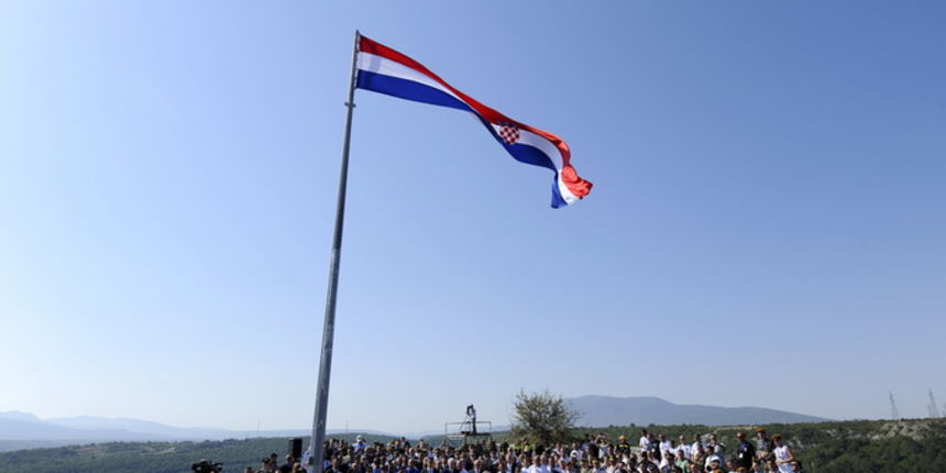 Knin, 050812.
Danas se na kninskoj tvrdjavi obiljezava Dan pobjede i domovinske zahvalnosti, Dana hrvatskih branitelja te 17. obljetnica VRO Oluja.
Na slici: dizanje stijega na kninskoj tvrdjavi, premijer Zoran Milanovic, presjednik Ivo Josipovic i Josip Knin, 050812.
Danas se na kninskoj tvrdjavi obiljezava Dan pobjede i domovinske zahvalnosti, Dana hrvatskih branitelja te 17. obljetnica VRO Oluja.
Na slici: dizanje stijega na kninskoj tvrdjavi, premijer Zoran Milanovic, presjednik Ivo Josipovic i Josip