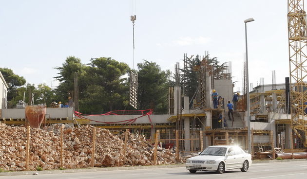 Zadar, 130910.
Gradjevinska inspekcija Ministarstva graditeljstva u ponedjeljak je zatvorila gradiliste kod Kauflanda gdje medijska kuca Vox u vlasnistvu Rena Sinovcica gradi poslovni objekt, svoje buduce sjediste.
Foto: Jure Miskovic / cropix