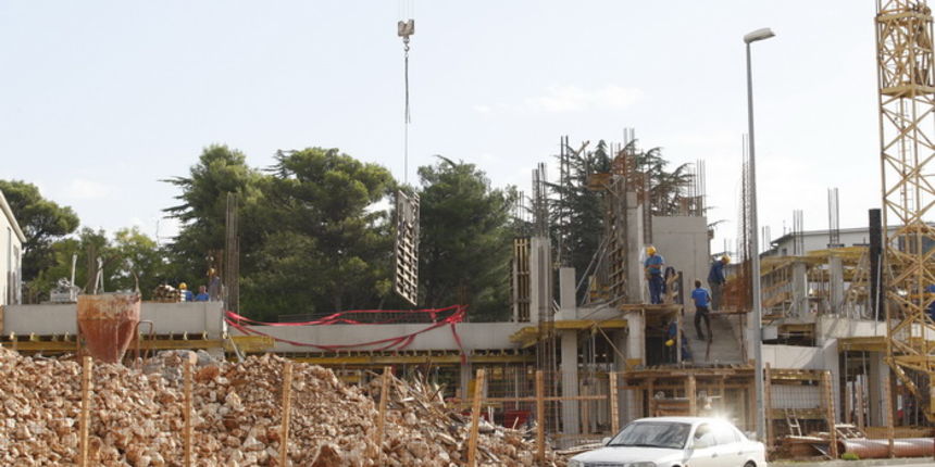 Zadar, 130910.
Gradjevinska inspekcija Ministarstva graditeljstva u ponedjeljak je zatvorila gradiliste kod Kauflanda gdje medijska kuca Vox u vlasnistvu Rena Sinovcica gradi poslovni objekt, svoje buduce sjediste.
Foto: Jure Miskovic / cropix Zadar, 130910.
Gradjevinska inspekcija Ministarstva graditeljstva u ponedjeljak je zatvorila gradiliste kod Kauflanda gdje medijska kuca Vox u vlasnistvu Rena Sinovcica gradi poslovni objekt, svoje buduce sjediste.
Foto: Jure Miskovic / cropix