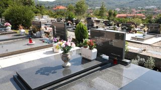 Grobnica obitelji Dragojević u Veloj Luci Grobnica obitelji Dragojević u Veloj Luci