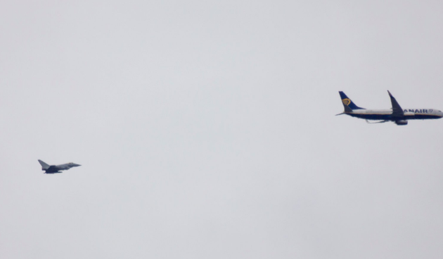 Ryanair u pratnji borbenih aviona