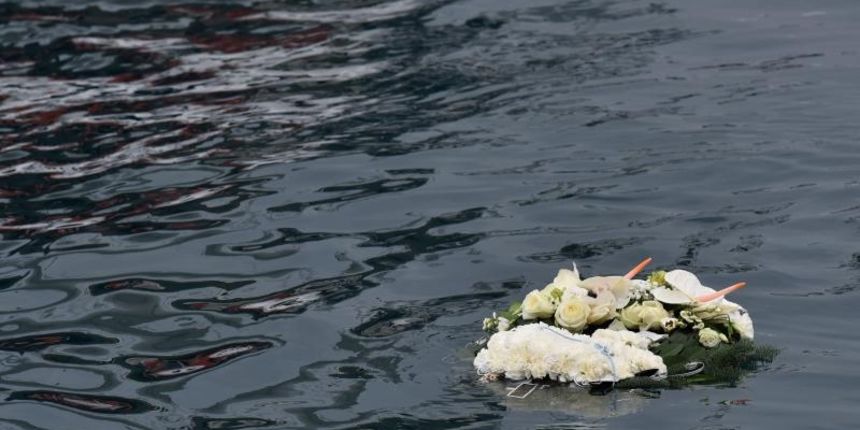 U povodu Dana pomoraca održan tradicionalni obred bacanja vijenca u more odana je počast svim stradalim pomorcima. Photo: Dino Stanin/PIXSELL U povodu Dana pomoraca održan tradicionalni obred bacanja vijenca u more odana je počast svim stradalim pomorcima. Photo: Dino Stanin/PIXSELL