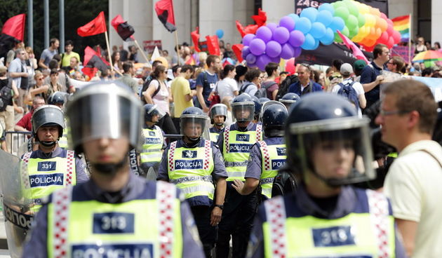 Zagreb, 180611.
Na Trgu zrtava fasizma poceo je “Zagreb Pride 2011”. 
Tema ovogodisnje Povorke ponosa Zagreb Pridea je “Nasih prvih deset”, kojom se zeli zatvoriti prvo desetljece borbe za LGBT prava u Hrvatskoj. Povorka sa Trga zrtava fasizma krece prema