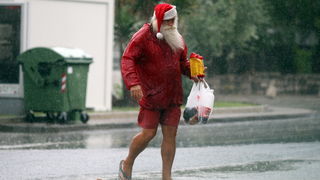 Zadar, 010912.
Nakon visemjesecne suse u Zadru se u subotu ujutro dogodio potop. Kisa je uz povremenu jaku grmljavinu pocela padati pred zoru, oko pet sati i jos nije prestala padati. Ogromne kolicine kise prekrile su prometnice na godinama poznatim kriti