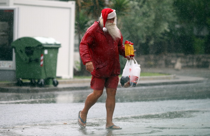 Zadar, 010912.
Nakon visemjesecne suse u Zadru se u subotu ujutro dogodio potop. Kisa je uz povremenu jaku grmljavinu pocela padati pred zoru, oko pet sati i jos nije prestala padati. Ogromne kolicine kise prekrile su prometnice na godinama poznatim kriti
