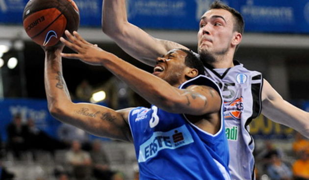 Torino, 0304009. 
Cetvrtfinalna kosarkaska utakmica turnira Eurocupa, ujedino i zavrsna utakmica prvog dana ” Final Eight-a “. 
Utakmica se igra izmedju Zadra i spanjolskog Bilbao Basketa.
Na slici:  Juby Johnson (plavi dres, Zadar).
Foto: Sime Sokota / C