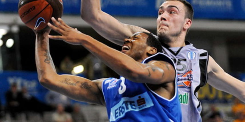 Torino, 0304009.
Cetvrtfinalna kosarkaska utakmica turnira Eurocupa, ujedino i zavrsna utakmica prvog dana ” Final Eight-a “.
Utakmica se igra izmedju Zadra i spanjolskog Bilbao Basketa.
Na slici: Juby Johnson (plavi dres, Zadar).
Foto: Sime Sokota / C Torino, 0304009.
Cetvrtfinalna kosarkaska utakmica turnira Eurocupa, ujedino i zavrsna utakmica prvog dana ” Final Eight-a “.
Utakmica se igra izmedju Zadra i spanjolskog Bilbao Basketa.
Na slici: Juby Johnson (plavi dres, Zadar).
Foto: Sime Sokota / C