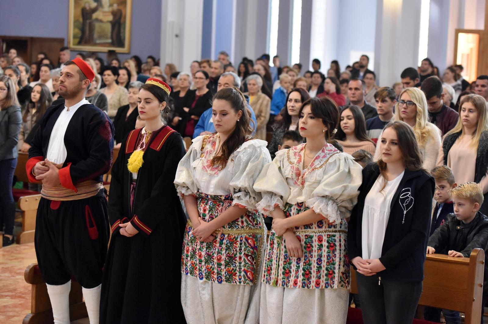 Zadarski nadbiskup Puljić predvodio svetu misu u Kistanjama povodom obilježavanja obljetnice proglašenja blaženim Serafina Kodića Zadarski nadbiskup Puljić predvodio svetu misu u Kistanjama povodom obilježavanja obljetnice proglašenja blaženim Serafina Kodića