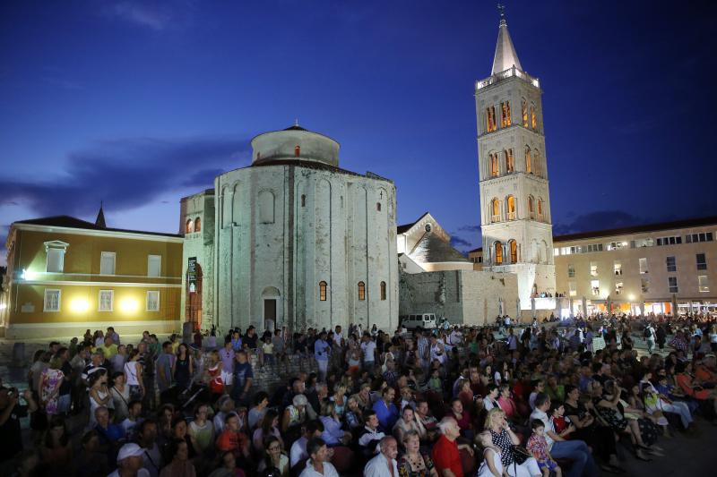 05.07.2013., Zadar – Na Trgu opatice Cike, ispred crkve svete Marije, gostovalo je Hrvatsko glazbeno drustvo sveta Cecilija iz Korcule. Izveli su tradicionalnu moresku, romanticni ples s macevima. Photo: Filip Brala/PIXSELL