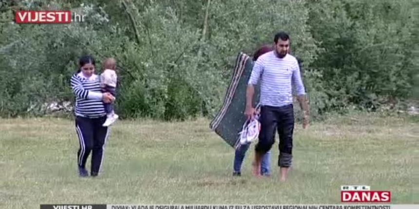 Migranti privremeno blokirali granični prelaz Maljevac, Božinović poručio: ‘Situacija je pod kontrolom’ (thumbnail) Migranti privremeno blokirali granični prelaz Maljevac, Božinović poručio: ‘Situacija je pod kontrolom’ (thumbnail)