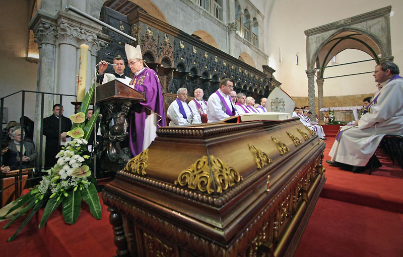 Posljednji ispraćaj nadbiskupa Ivana Prenđe (foto: Marin Gospić)