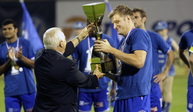 Zagreb, 240509.
Stadion u Maksimiru.
Nogometna utakmica 32. kola T-com 1. HNL, Dinamo – Zagreb.
Na slici: Drago Karalenic iz HNS-a predaje pehar kapetanu Dinama Igoru Biscanu.
Foto: Nenad Dugi / CROPIX