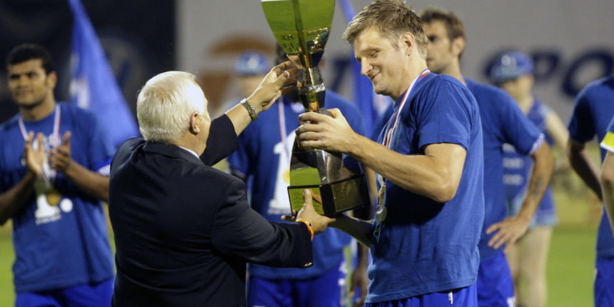Zagreb, 240509.
Stadion u Maksimiru.
Nogometna utakmica 32. kola T-com 1. HNL, Dinamo – Zagreb.
Na slici: Drago Karalenic iz HNS-a predaje pehar kapetanu Dinama Igoru Biscanu.
Foto: Nenad Dugi / CROPIX