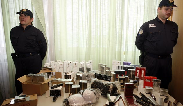 Rijeka, 210111.
U prostorijama Carinarnice Rijeka odrzana je konferencija za tisak povodom zapljene neprijavljene kozmetike, toaletnih proizvoda i rublja. Djelatnici Carinarnice Rijeka na Kontejnerskom terminalu Brajdica otkrili su i zapljenili vecu kolic