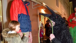 Sv. Nikola s Krampusom i Vilenjakom zabavljao djecu od Kampo Kaštela do Trga Petra Zoranića Sv. Nikola s Krampusom i Vilenjakom zabavljao djecu od Kampo Kaštela do Trga Petra Zoranića