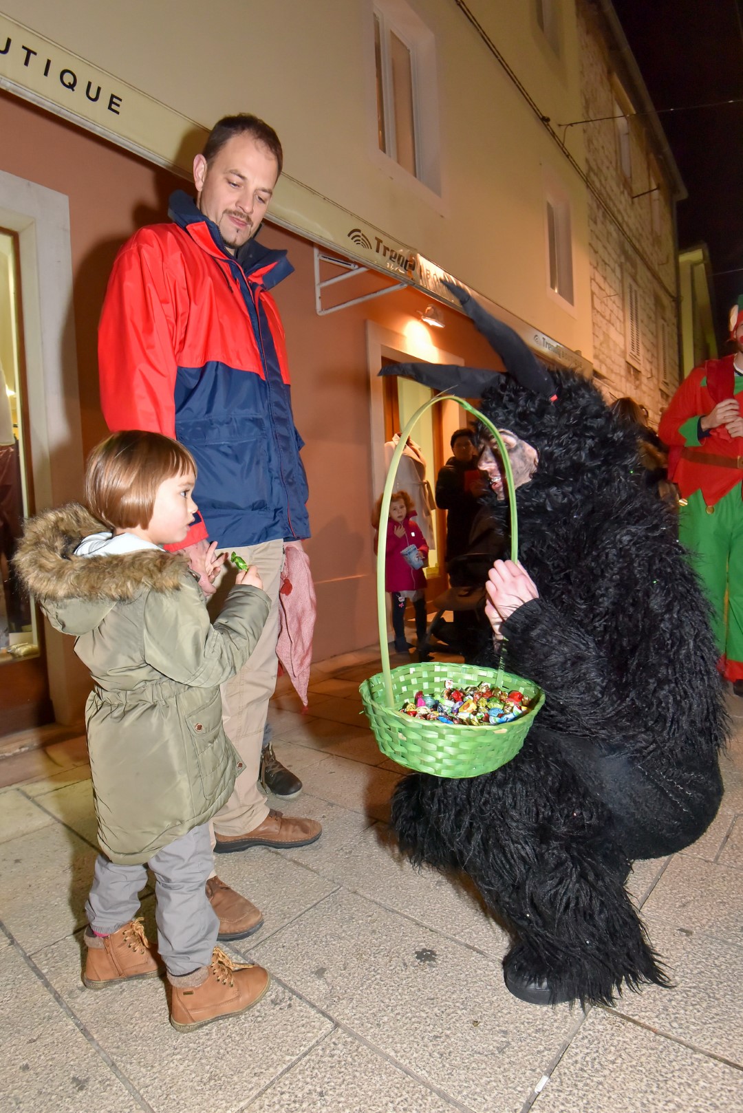 Sv. Nikola s Krampusom i Vilenjakom zabavljao djecu od Kampo Kaštela do Trga Petra Zoranića Sv. Nikola s Krampusom i Vilenjakom zabavljao djecu od Kampo Kaštela do Trga Petra Zoranića