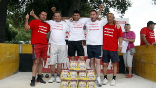 Zadar, 050611.
Prvenstvo Dalmacije u balotama u organizaciji Slobodne Dalmacije na zadarskoj rivi. Finale izmedju ekipa Rastana (bijeli) i Tinja (crveni). Na slici pobjednici regije ekipa Rastana.
Foto: Jure Miskovic / CROPIX