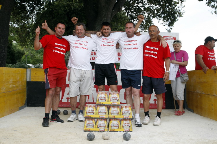 Zadar, 050611.
Prvenstvo Dalmacije u balotama u organizaciji Slobodne Dalmacije na zadarskoj rivi. Finale izmedju ekipa Rastana (bijeli) i Tinja (crveni). Na slici pobjednici regije ekipa Rastana.
Foto: Jure Miskovic / CROPIX