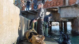 Specijalna policija Ajkule u podrucju ispred lansirne stanice tvornice Torpedo izvukla je s morskog dna jos jedan primjerak torpeda. I ovaj ce primjerak preuzeti Muzej grada Rijeke i uvrstiti ga u svoju Zbirku. Photo: Nel Pavletic/PIXSELL Specijalna policija Ajkule u podrucju ispred lansirne stanice tvornice Torpedo izvukla je s morskog dna jos jedan primjerak torpeda. I ovaj ce primjerak preuzeti Muzej grada Rijeke i uvrstiti ga u svoju Zbirku. Photo: Nel Pavletic/PIXSELL