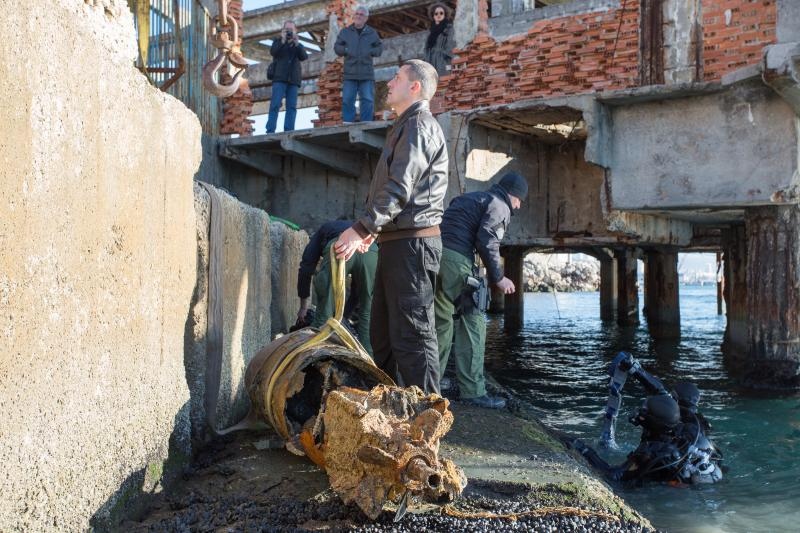 Specijalna policija Ajkule u podrucju ispred lansirne stanice tvornice Torpedo izvukla je s morskog dna jos jedan primjerak torpeda. I ovaj ce primjerak preuzeti Muzej grada Rijeke i uvrstiti ga u svoju Zbirku. Photo: Nel Pavletic/PIXSELL Specijalna policija Ajkule u podrucju ispred lansirne stanice tvornice Torpedo izvukla je s morskog dna jos jedan primjerak torpeda. I ovaj ce primjerak preuzeti Muzej grada Rijeke i uvrstiti ga u svoju Zbirku. Photo: Nel Pavletic/PIXSELL
