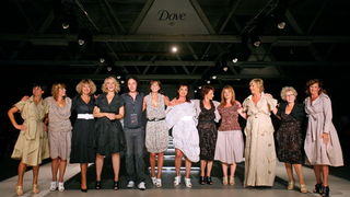 Zagreb, 250909.
U staroj tvornici Zagrepcanka od 24.09.-26.09. odrzava se modna revija Dove Fashion.hr.
Revija: Igor Galas za Dove Pro – Age.
Na slici: Igor Galas sa svojim modelima “u godinama”.
Foto: Neja Markicevic /CROPIX