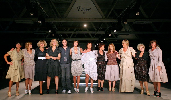 Zagreb, 250909.
U staroj tvornici Zagrepcanka od 24.09.-26.09. odrzava se modna revija Dove Fashion.hr.
Revija: Igor Galas za Dove Pro – Age.
Na slici: Igor Galas sa svojim modelima “u godinama”.
Foto: Neja Markicevic /CROPIX