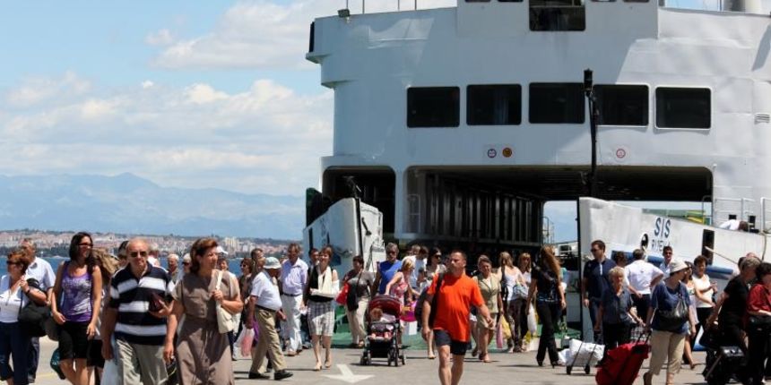 Trajekt pristaje u luku u mjestu Preko na otoku Ugljanu. Photo: Zeljko Mrsic/PIXSELL Trajekt pristaje u luku u mjestu Preko na otoku Ugljanu. Photo: Zeljko Mrsic/PIXSELL