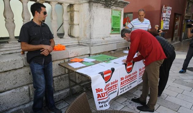 Zadar – Prikupljanje potpisa za referendum o monetizaciji autocesta na Narodnom trgu. Photo: Filip Brala/PIXSELL