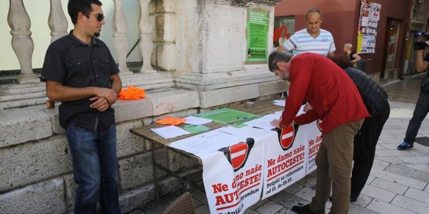 Zadar – Prikupljanje potpisa za referendum o monetizaciji autocesta na Narodnom trgu. Photo: Filip Brala/PIXSELL Zadar – Prikupljanje potpisa za referendum o monetizaciji autocesta na Narodnom trgu. Photo: Filip Brala/PIXSELL