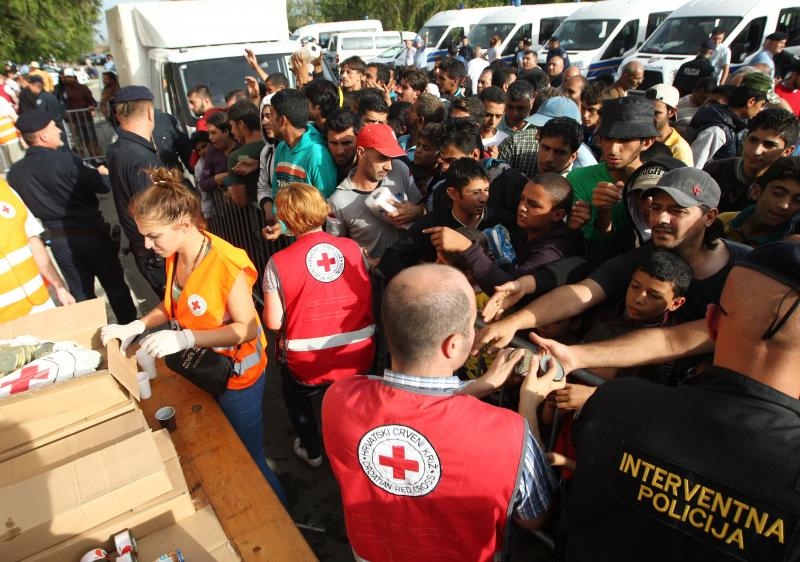 Tovarnik: Iscrpljenim izbjeglicama koji čekaju vlak volonteri Crvenog križa pružaju svekoliku pomoć. Photo: Zeljko Lukunic/PIXSELL Tovarnik: Iscrpljenim izbjeglicama koji čekaju vlak volonteri Crvenog križa pružaju svekoliku pomoć. Photo: Zeljko Lukunic/PIXSELL